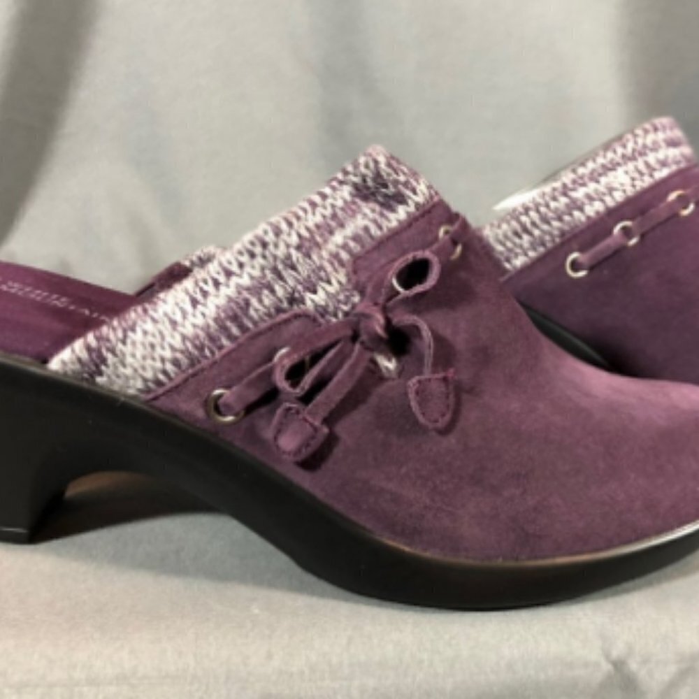 White Mountain Suede Heeled Clog 7W NWOT